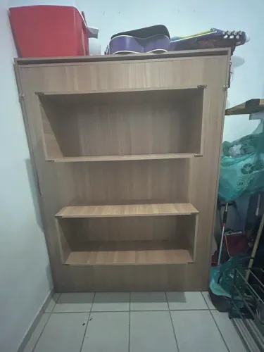 Cama retrátil vira estante com colchão