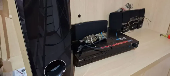 Aparelho Central Home Theater / DVD LG com HDMI, USB e Karaokê