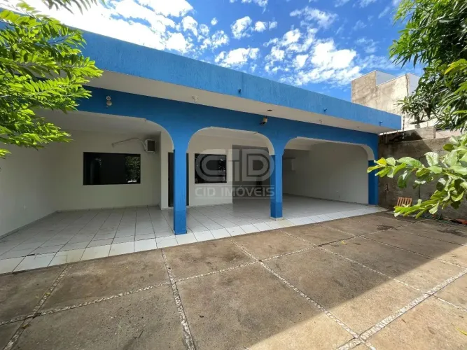 Casa Comercial com 2 Salas e Ampla Área Externa