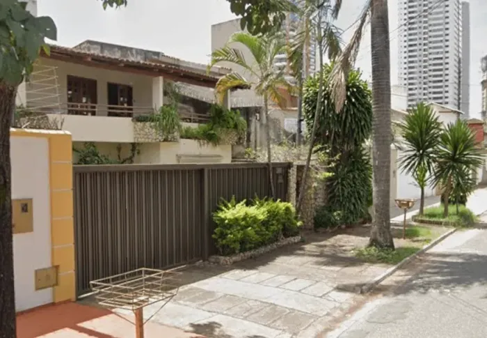 Casa tipo sobrado á venda, na localização do Jardim América, Goiânia, GO