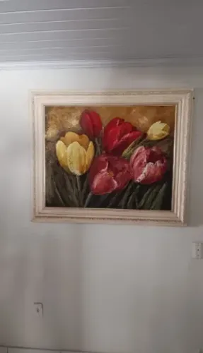 Quadro floral pintado à mão com moldura clássica.