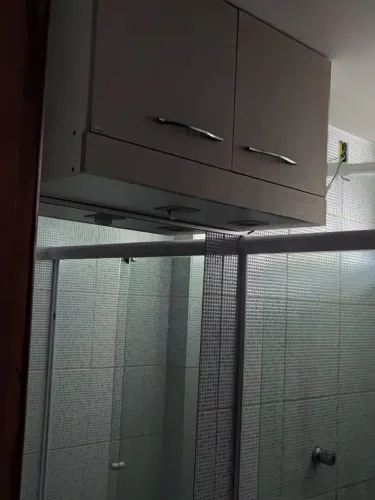 Armario planejado de duas portas e cantoneiira para banheiro,  cor linho, puxadores de met