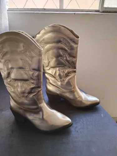 Vendo bota dourada