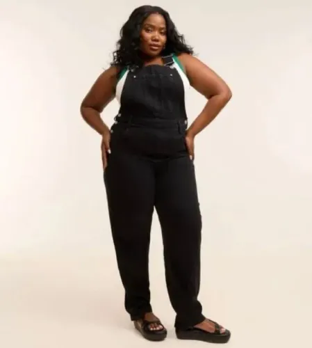 Macacão Jardineira Sarja Estonada Curve & Plus Size ASHUA 48