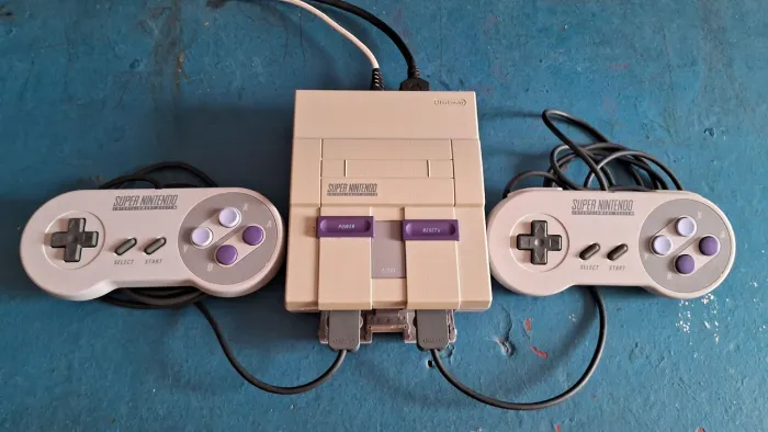 SNES CLASSIC MINI ORIGINAL DESBLOQUEADO COM 2 CONTROLES ORIGINAIS E 35 JOGOS NA MEMÓRIA 