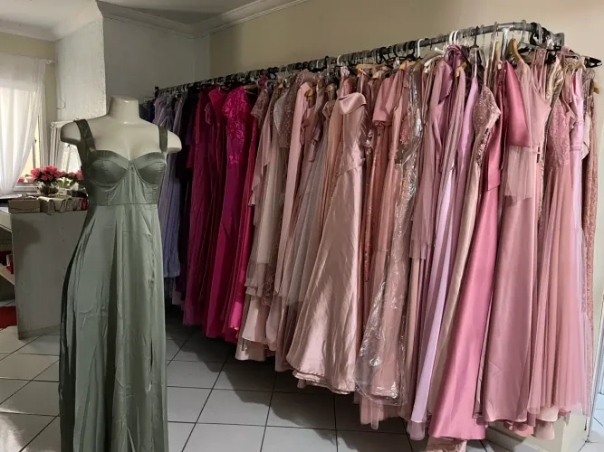 Vendo estoque vestido de festa, ternos, noiva,madrinha,formanda, pajens e damas