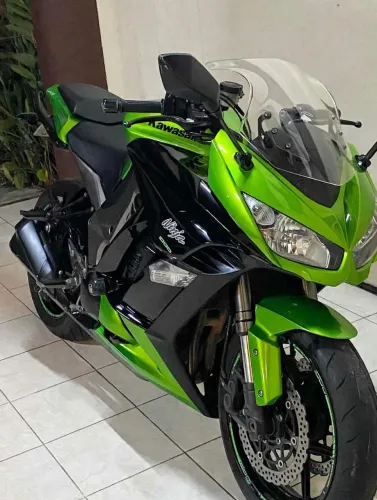 Vendo .moto muito conservada.