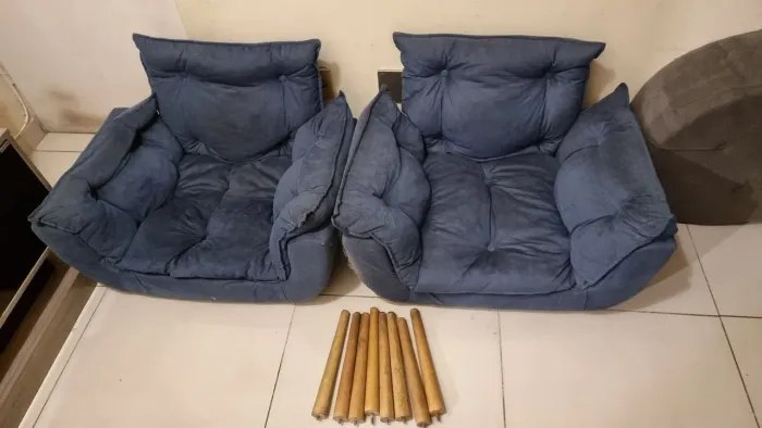 Jogo com 2 Poltronas Confortáveis (Tecido Suede/Veludo) + Pés de Rosca