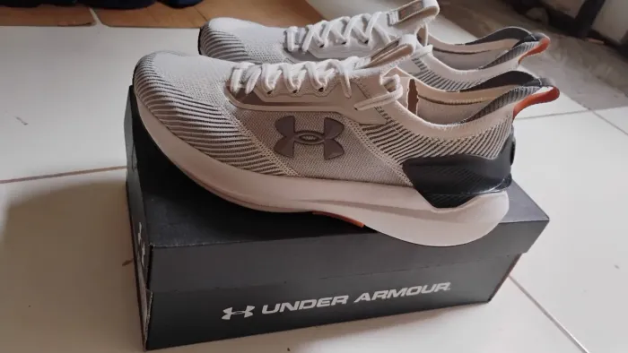Tênis masculino UNDER ARMOUR novo na caixa