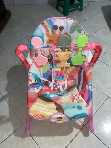 cadeirinha de descanso vibra e toca música