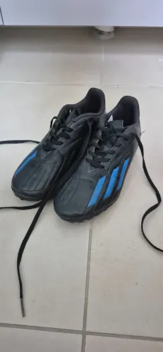 Chuteira de society adidas