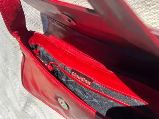 Bolsa Claudina vermelha em couro