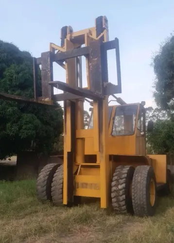 Empilhadeira Milan R37 - 1983 com garfo bloco granito