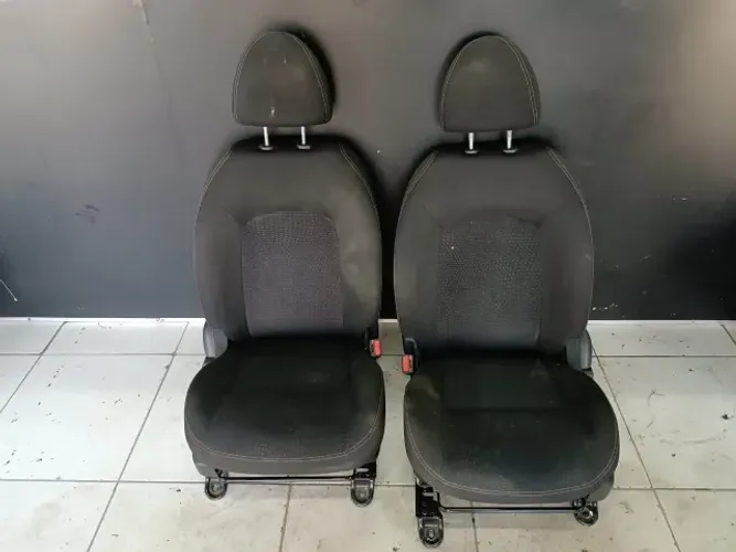 Par de bancos dianteiros Nissan March 2015
