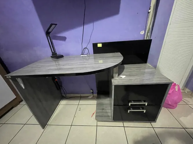 Escrivaninha moderna com 2 gavetas