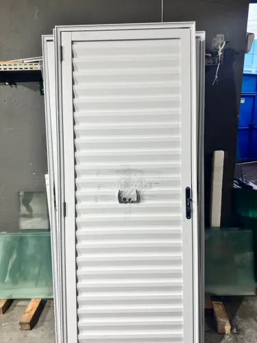 Porta de Alumínio veneziana Branca - Direto da Fábrica!
