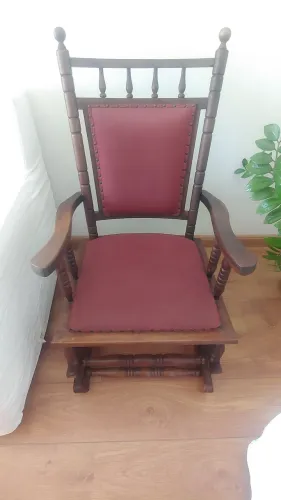 Cadeira de Balanço Clássica - Conforto e Charme!