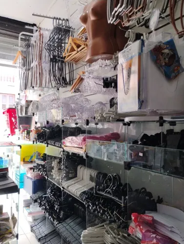 Grande variedade de cabides para lojas e comércios (produtos novos)