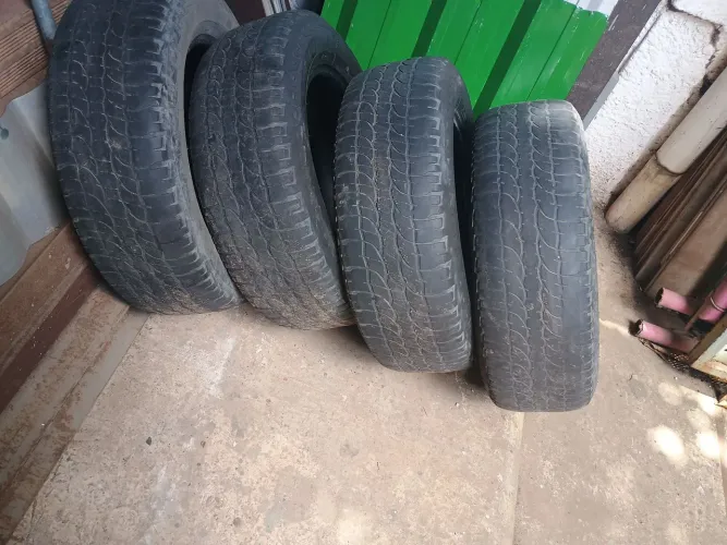 Jogo de Pneus usado 215/65/16 Michelin force 