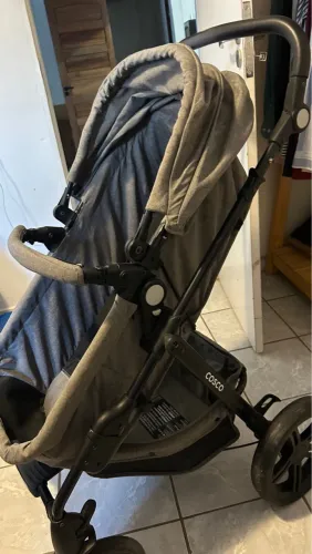 Carrinho de bebê Cosco com bebê conforto