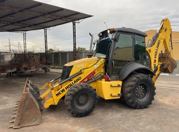Retroescavadeira New Holland B95B ano 2019, 4x4, com 3.500 horas e ar condicionado, em SP