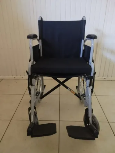 Vendo cadeira de rodas da marca Freedom, dobrável, NOVA, NUNCA USADA