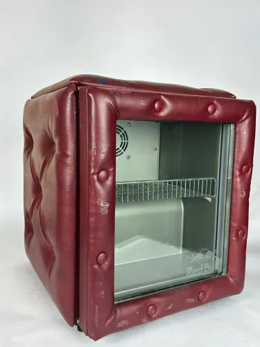 FRIGOBAR MINI RED BULL _ POLTRONA CAPITONÊ ROUGE