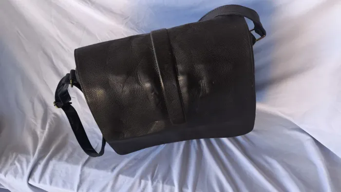 Bolsa de ombro preta de couro Zélio
