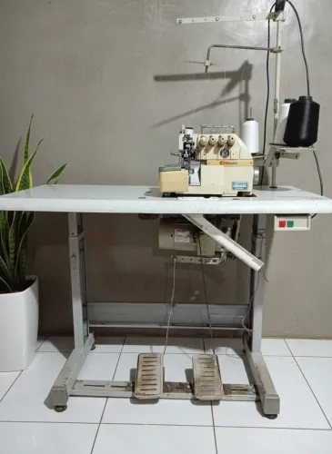 Vende-se Máquina de costura!*1 overlok conjugada, e uma cobertura (galoneira)