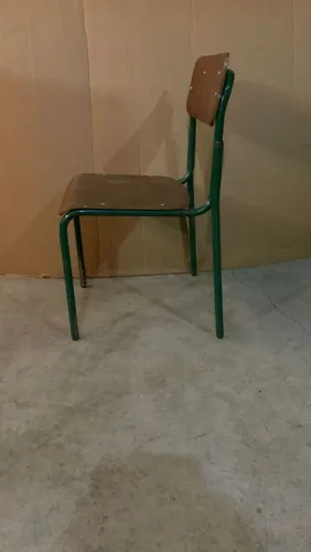 Cadeira de metal e madeira