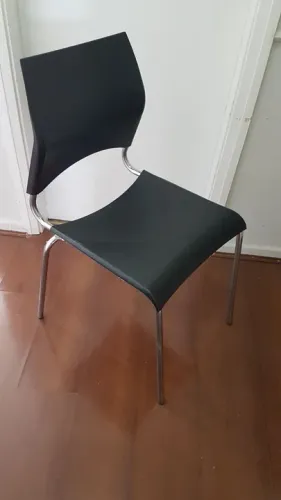 Cadeira Moderna de Metal e plástico Preto
