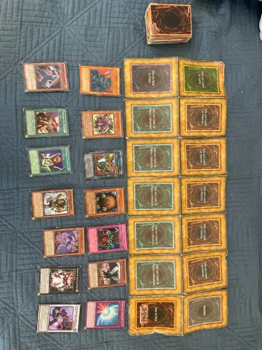 Yu-Gi-Oh! 100 cartas + campo de jogo