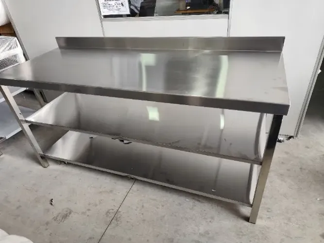 Bancada em Inox 1,10m x 0,70m, Duas Prateleiras, Tampo 22#, Pés Tubulares de 1,1/2