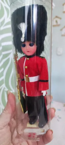 Bonequinho de colecionador soldado da rainha importado do Canadá