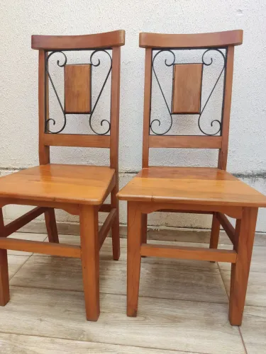 Cadeiras de madeira
