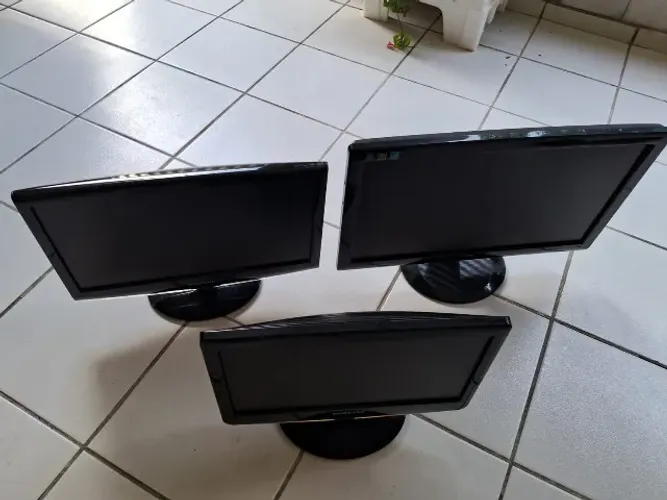 Monitores  POSITIVO e SAMSUNG .