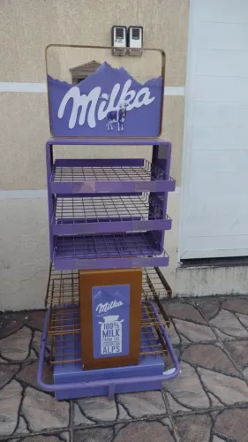 Vendo expositor Milka por R$150. Não desmonta. Retirada em Realengo 