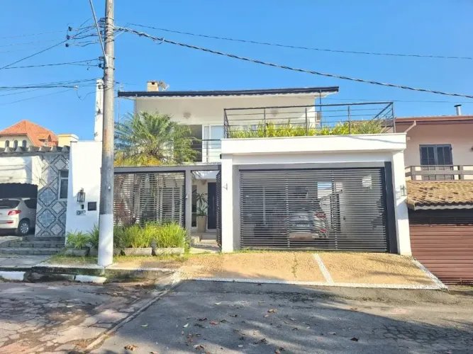 Casa em condomínio próxima ao centro de Cotia