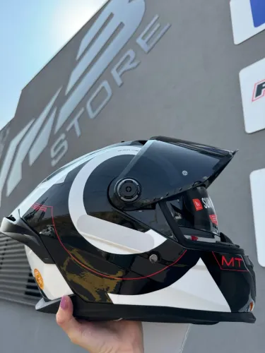 Capacete MT Braker com óculos solar inteiro