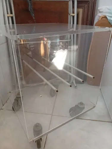 Vendo mesinha de Acrílico.