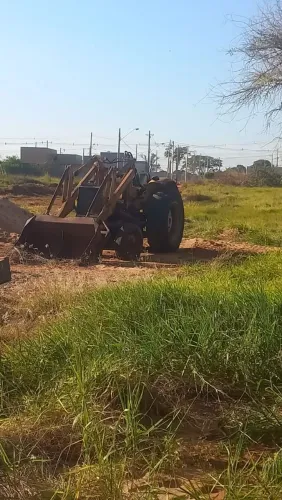 Trator com pá carregadeira