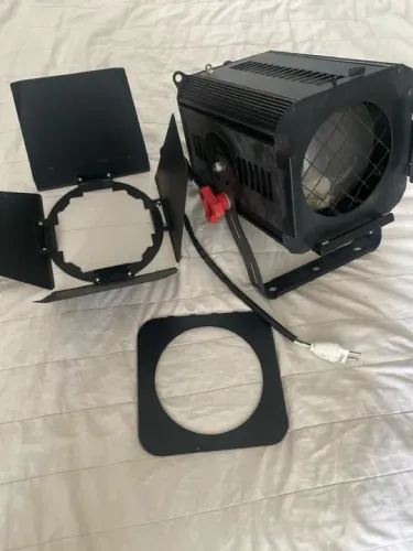 Kit Com 1 Refletor Fresnel Pc 1000w + barndoor + porta gelatina | pouco usado.