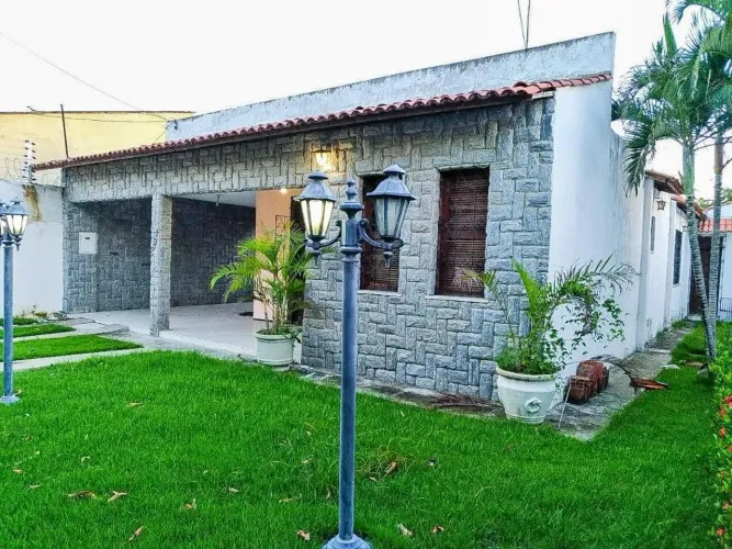 Casa com 3 dormitórios à venda, 230 m² por R$ 749.000,00 - Cambeba - Fortaleza/CE
