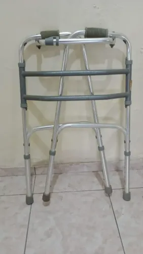 Andador dobrável- Usado em ótimo estado