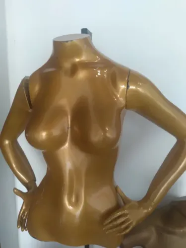 Manequim Feminino Dourado