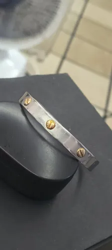 Bracelete em aço com detalhes em ouro 18k