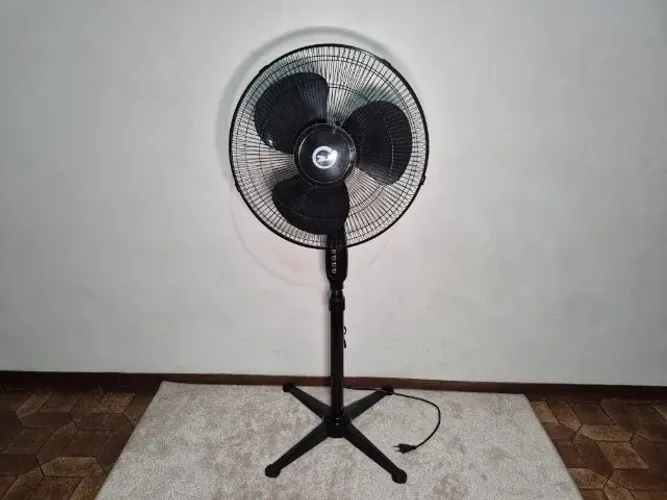 Ventilador preto pedestal 3 velocidades
