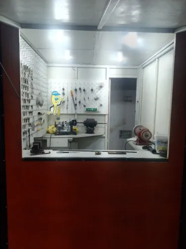 Vendo excelente barraca para chaveiro nova completa pronta pra trabalhar com máquina Gold 