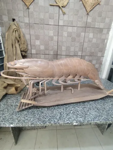 Vendo Camarão em artesanato de madeira com 90cm