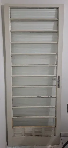 Porta de metal e vidro